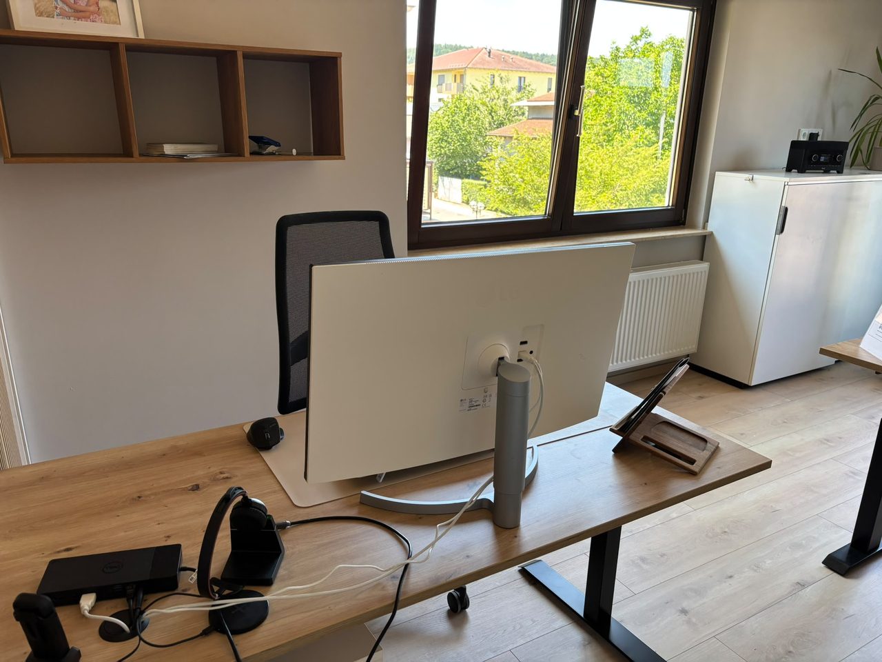 Vollwertiger Arbeitsplatz mit Dockingstation, großem Monitor, externer Tastatur und Maus
