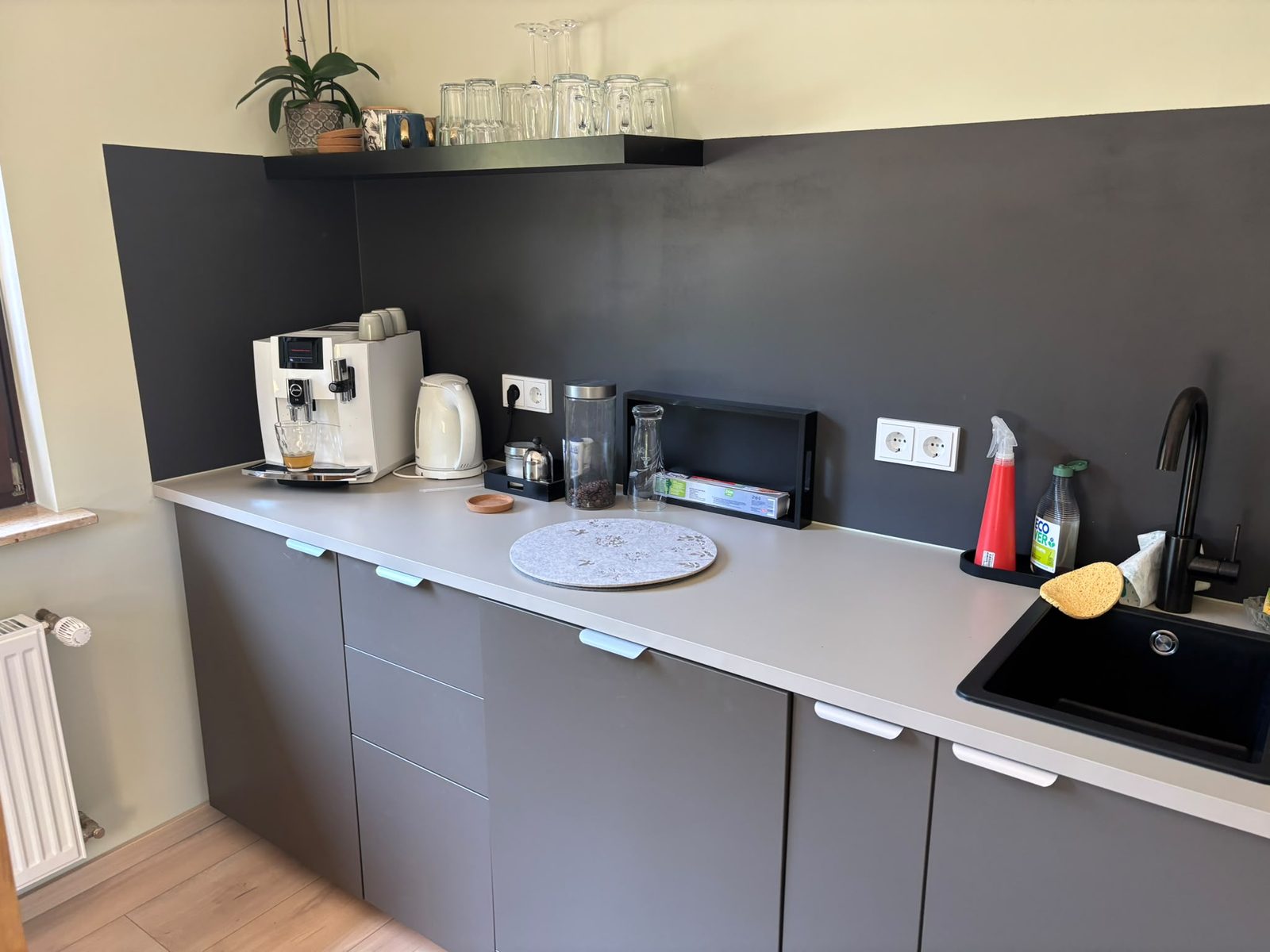 Küche mit Kaffeemaschine für Gäste