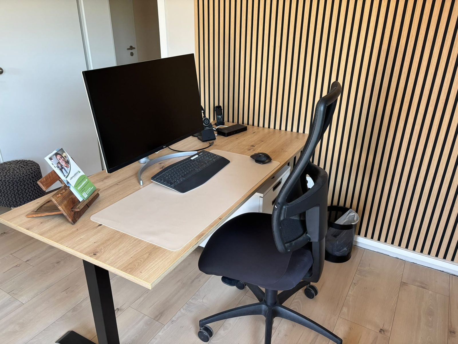 Arbeitsplatz von vorne — Dockingstation, Monitor, Bürostuhl